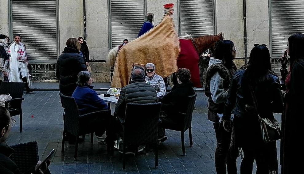 Hay quien aprovecha el festejo para hacer una parada en las posadas de la zona, abarrotadas.