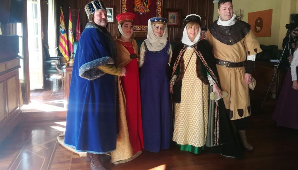 La pregonera, segunda por la derecha, junto a la alcaldesa, Emma buj, el concejal de fiestas, Javier Domingo, y los actores que dan vida a Isabel y Diego