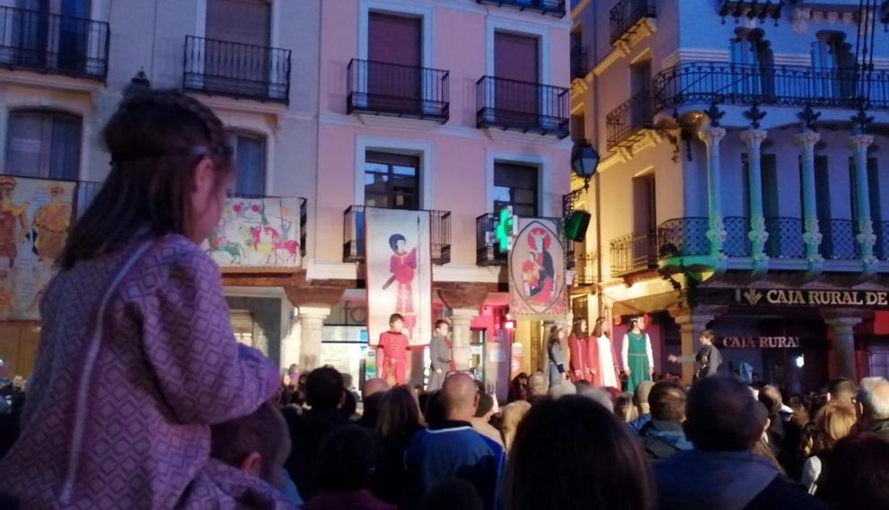 Las doncellas y donceles en la plaza del Torico.