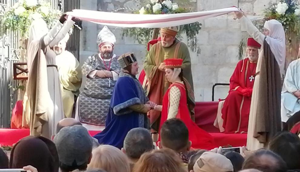 Marido y mujer son ya don Pedro y doña Isabel. Él irradia ilusión, sin embargo, en ella ninguna alegría florece.