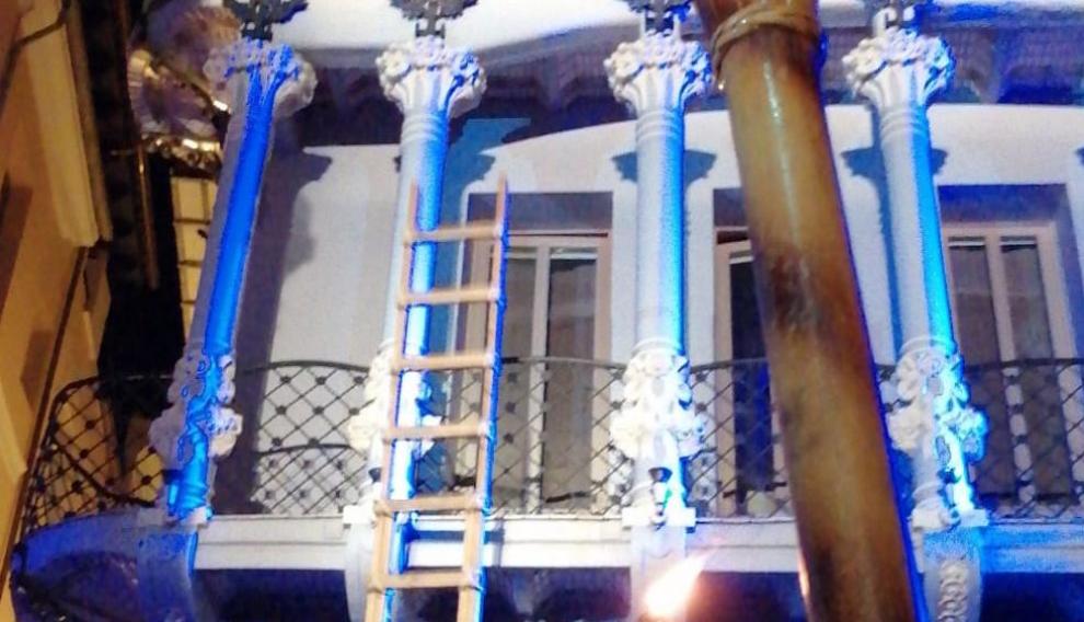 Esteban encuentra una gran escalera