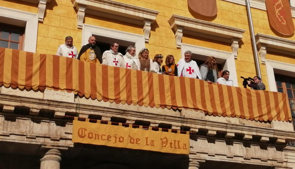 Los nuevos templarios en el balcón del Concejo de la Villa