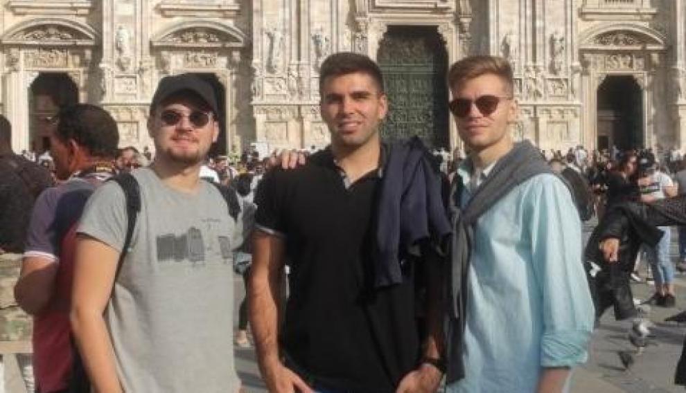 Alberto (centro) y Juan (derecha) en Milán.