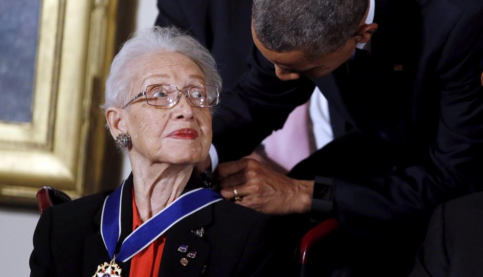 Barack Obama impone a Johnson la Medalla de la Libertad, el 24 de noviembre de 2015.