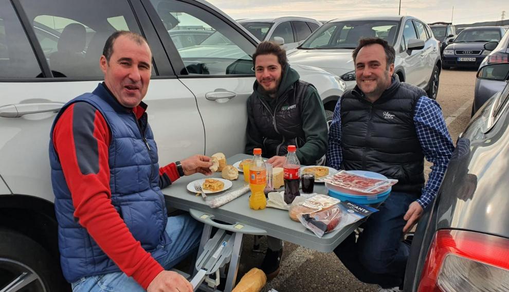 avier Llamosas, Ernesto Zulueta y Pedro Barreras, ganaderos dedicados al sector bovino recién llegados de Bilbao, todos los años montan su mesa.