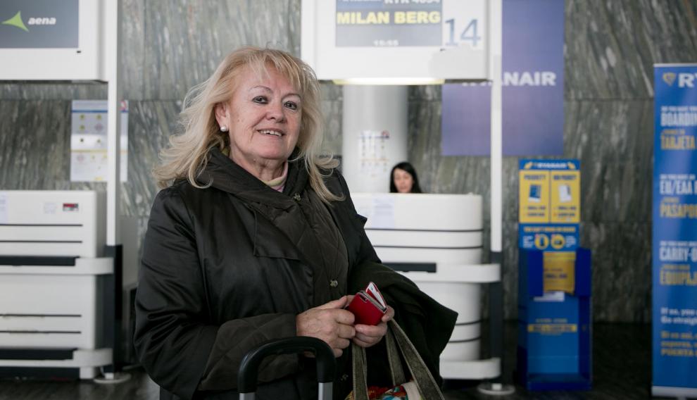 María Ángeles Sevilla antes de emprender su viaje a Milán, para ver a su hija y nietos.