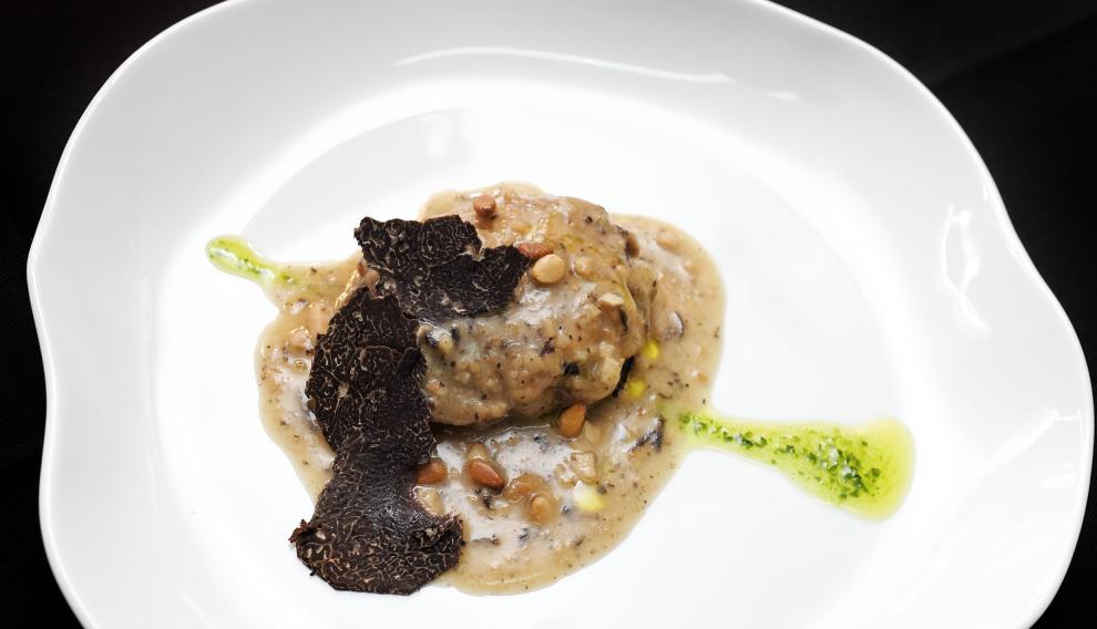 Plato de 'Pencas de acelga rellenas de foie y trufa'.