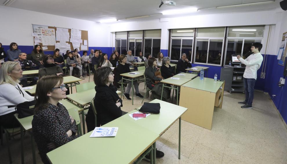 Los alumnos del Bachillerato Internacional del IES Lucas Mallada presentaron sus trabajos de investigación en la I Feria de Monografías.