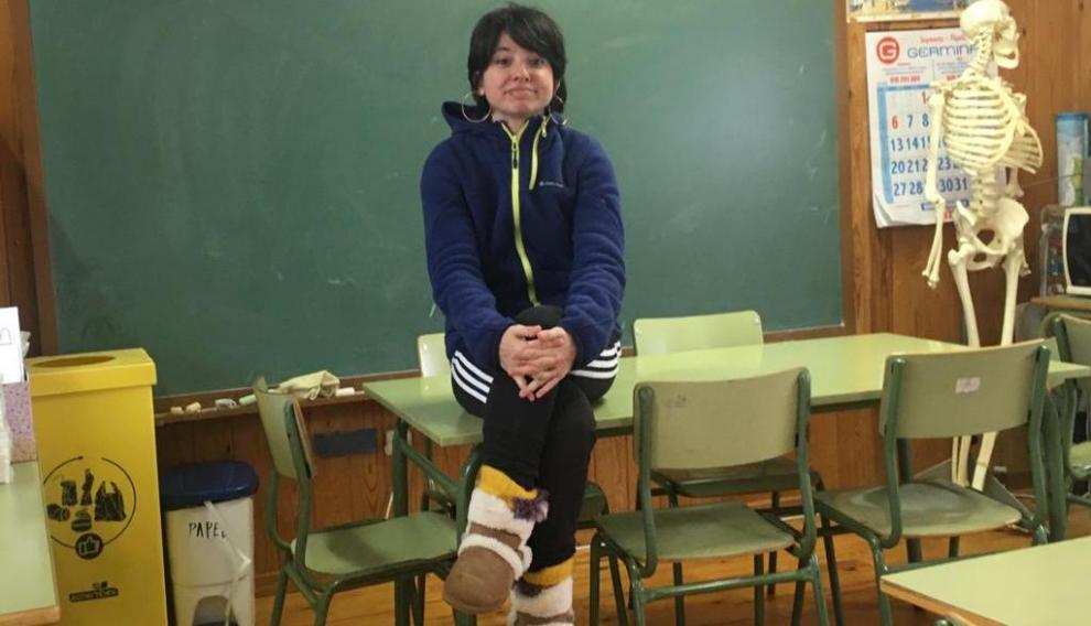 Andrea Lozano es maestra en Aineto. Para visibilizar su labor en la escuela rural ha creado el perfil 'Teacher in Aineto', que continúa el trabajo que inició otra maestra en la localidad.