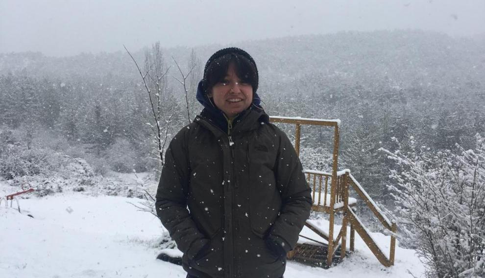 Andrea Lozano, en el patio del colegio, completamente nevado este martes.