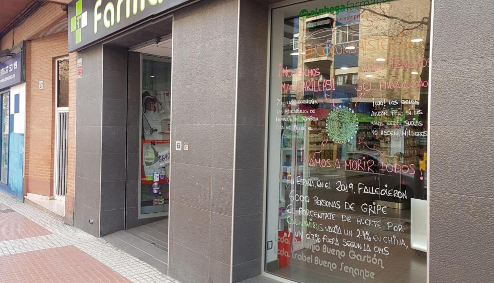 Cristalera de la farmacia Torrero, en Fray Julián Garcés, con mensajes sobre el coronavirus.