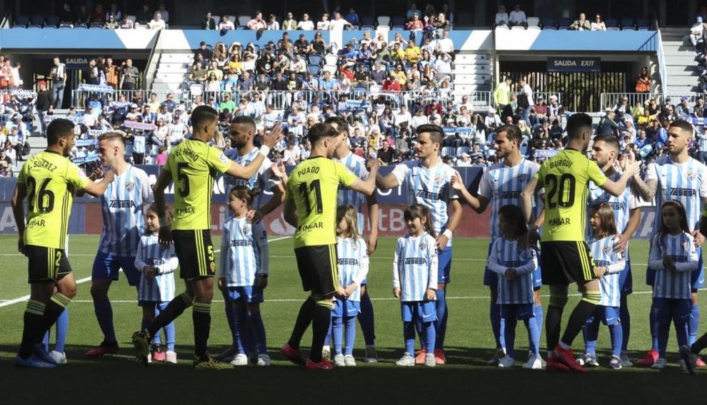 Los jugadores del Real Zaragoza y el Málaga se dieron la mano con normalidad, a diferencia de otros campos.