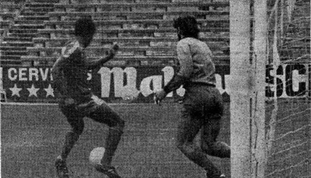 Jordao, solo ante Pereira, falla un gol en la reanudación del partido Valencia-Real Zaragoza a puerta cerrada en el Bernabéu de Madrid, tras haberse suspendido en Mestalla tres días antes.