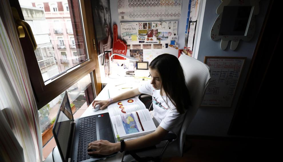 Una estudiante de Zaragoza sigue las clases 'online' desde su casa.