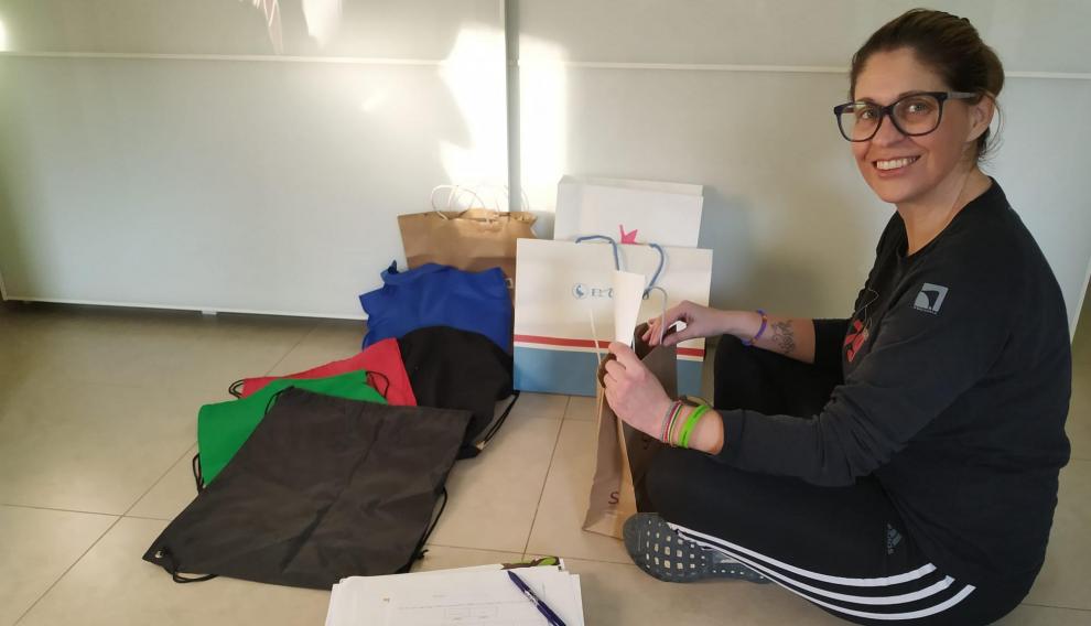 Esther Aguirán prepara las bolsas con los deberes de los niños de Fuentes de Ebro.