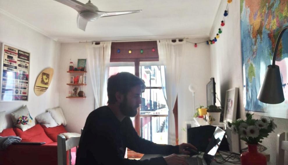 El zaragozano Javier Vicente trabaja desde su vivienda.