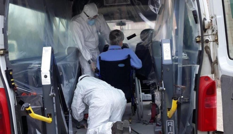 Traslado de una residente de Sariñena al centro habilitado en Yéqueda.
