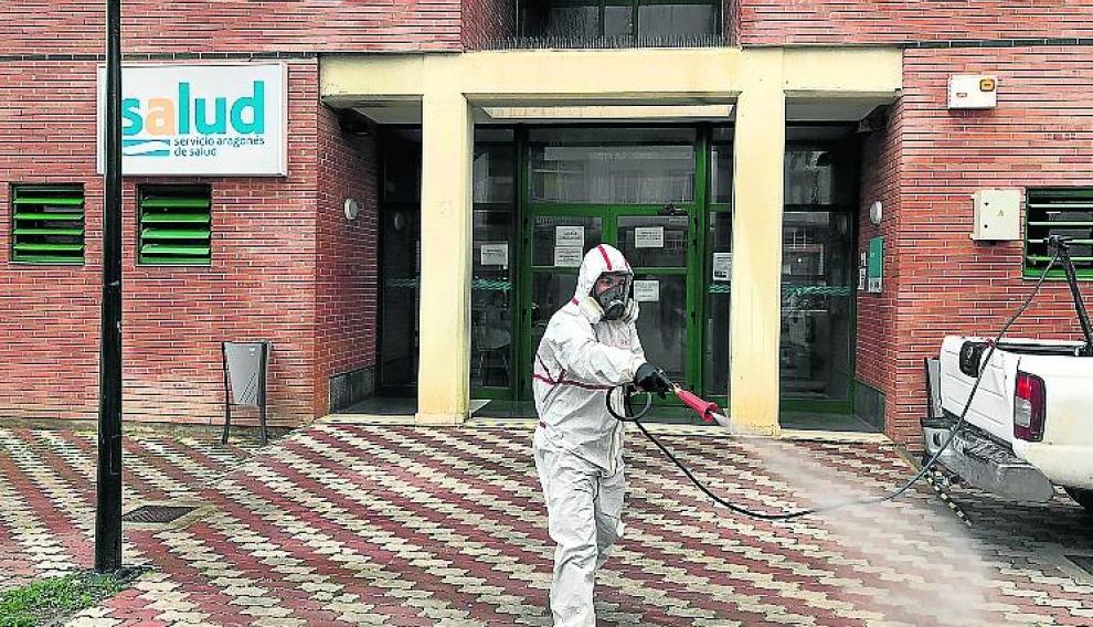 Un voluntario de Fumigalia, desinfectando.