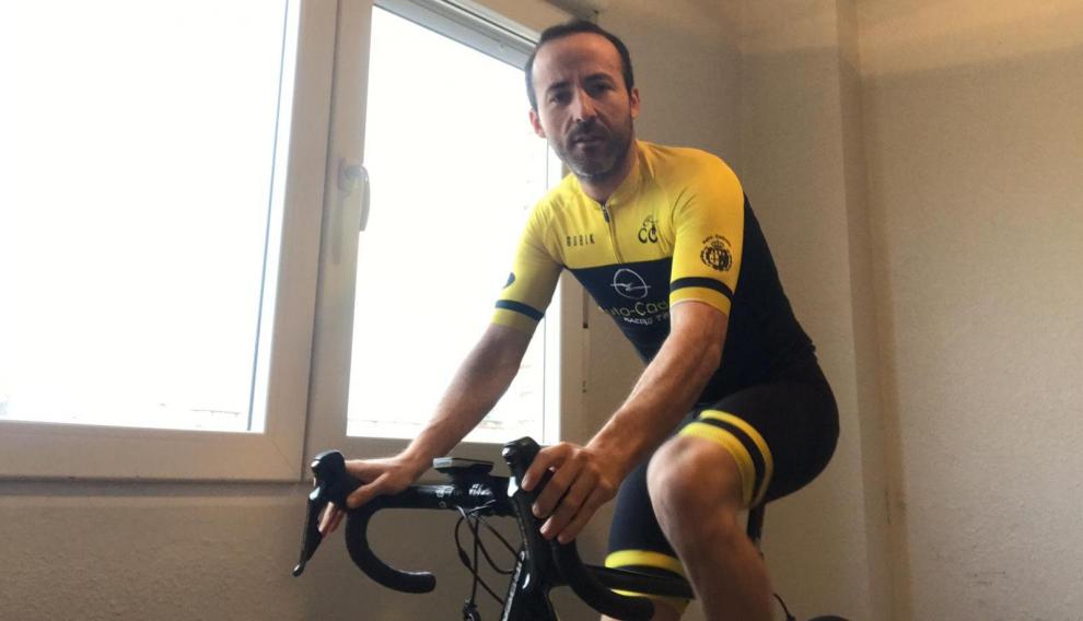 El ciclista Jorge Jurado pedalea en el interior de su vivienda.