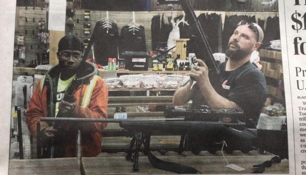 Recorte de un periódico referente a la creciente demanda en la compra de armas.