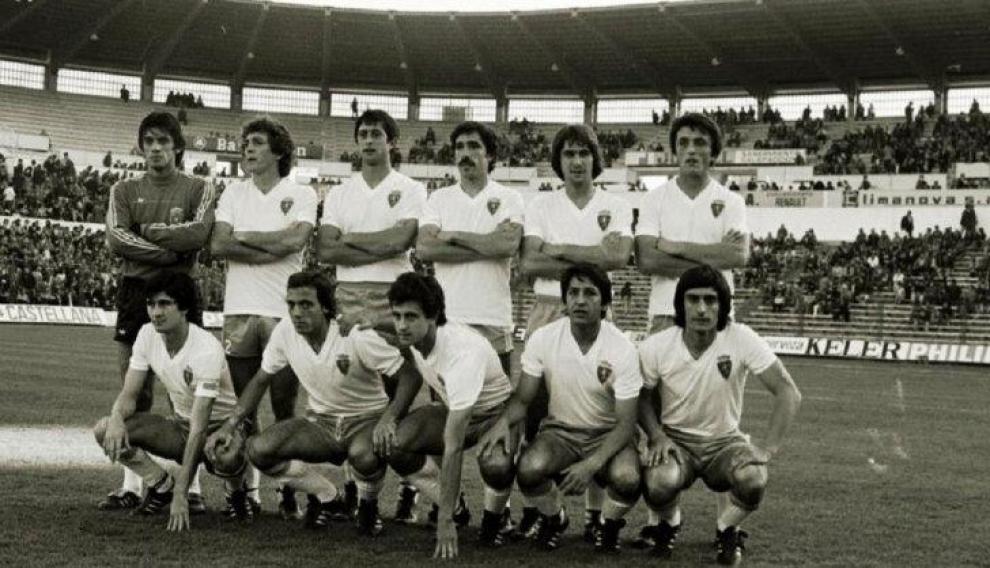 Una alineación del Real Zaragoza en 1978, nada más llegar Antic. En La Romareda, de pie están Irazusta, Lasa, Camus, India, Oñaederra y Antic. Y agachados, Pichi Alonso, Pérez Aguerri, Amorrortu, Arrúa y Juanjo.