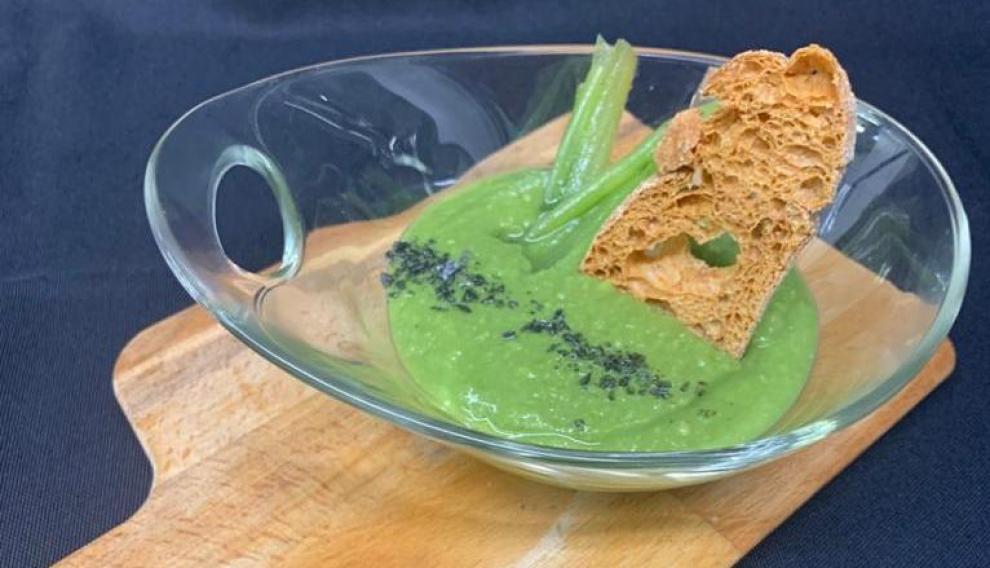Humus de guisantes y borraja.