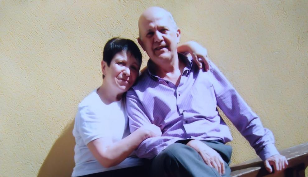 María Victoria Latorre, enferma de Parkinson, junto a su marido Ángel Carilla.