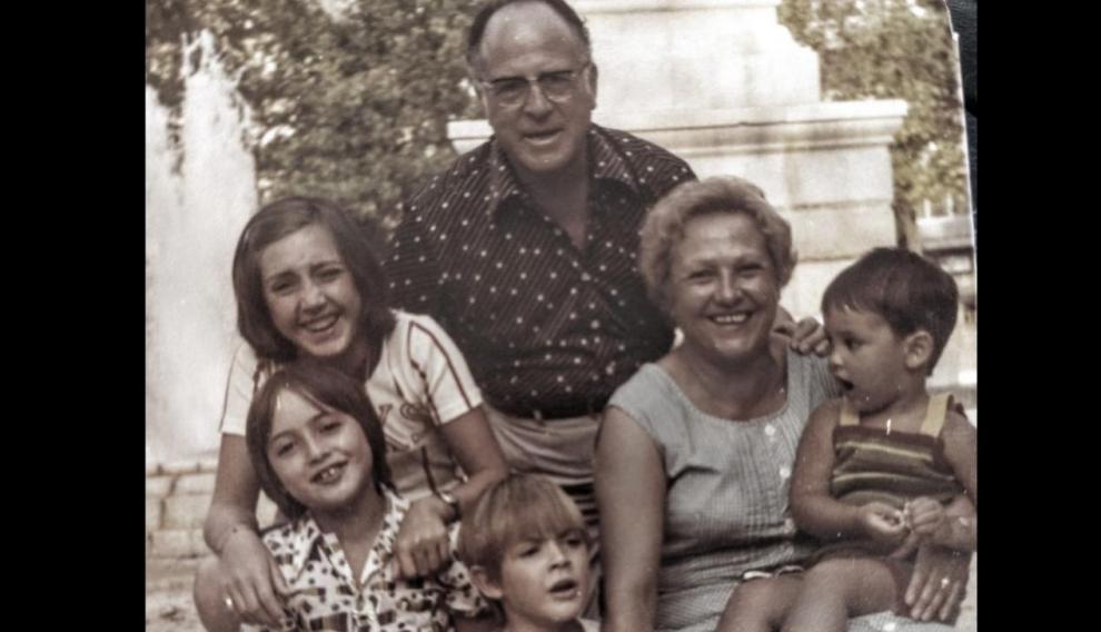 Josefina Ainsa y su marido, con sus hijos.