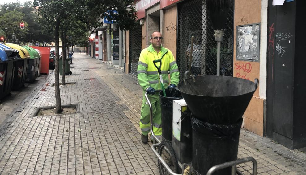 José Ángel Bringola es un operario del servicio de limpieza