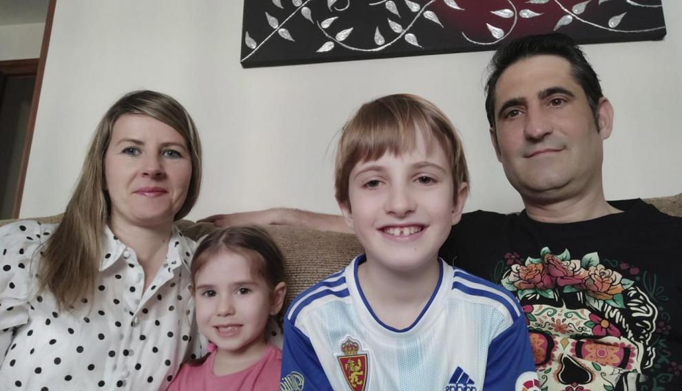 Raquel, Sara, Marcos y José Antonio, ayer en su vivienda de Zaragoza.