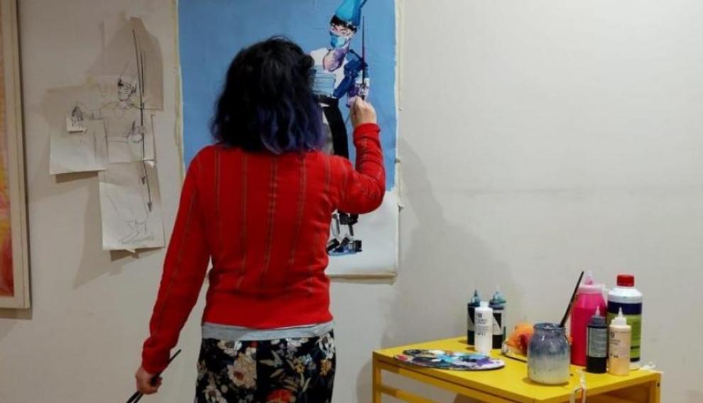 Lorena Domingo, en pleno proceso de creación de su singular San Jorge.