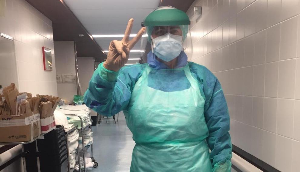 Teresa Gascón limpia en el turno de tardes los quirófanos del Clínico que se reconvirtieron en ucis para tratar a pacientes con coronavirus.