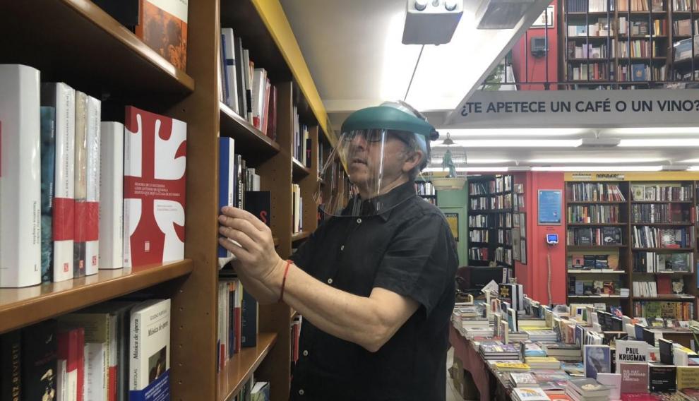 Paco Goyanes ordena una estantería