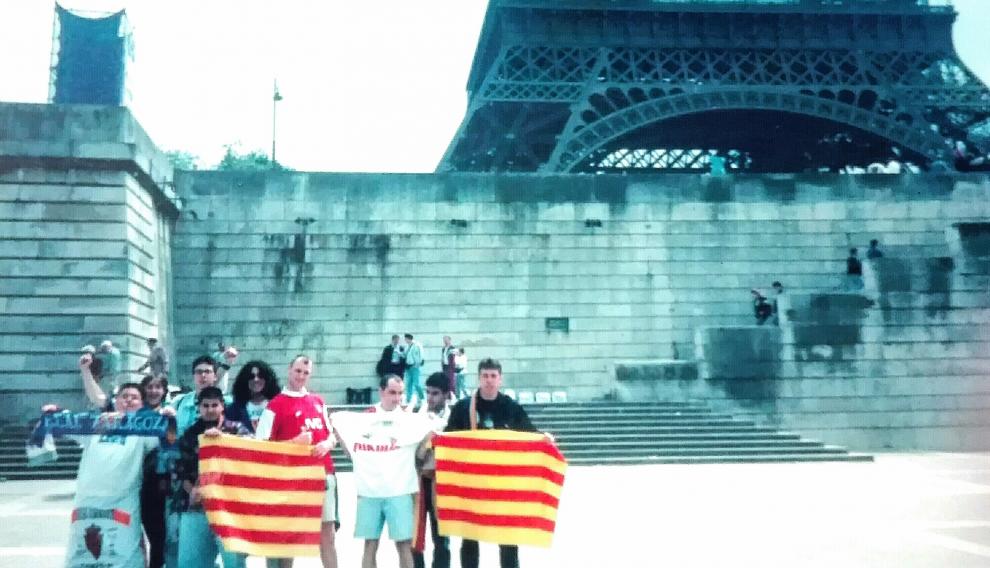 Borobia y sus acompañantes junto a unos aficionados ingleses en París