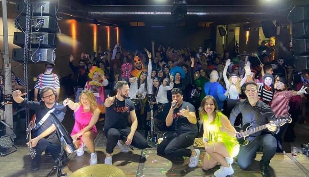 La Orquesta Oasis Musical, en una actuación en un pabellón durante los últimos carnavales.