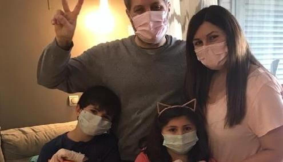 Raquel Ridruejo y su familia, el día que su marido volvió del hospital.