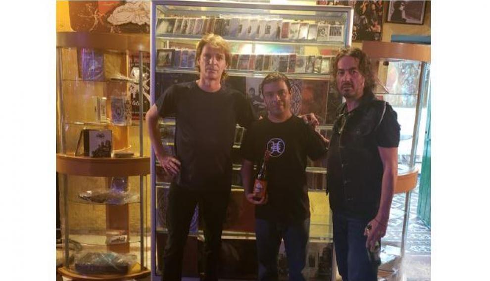 Pedro y Gonzalo con la colección de Fernando.