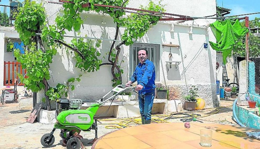 Juan Pedro Durbán, en la casa que tiene en Villastar.