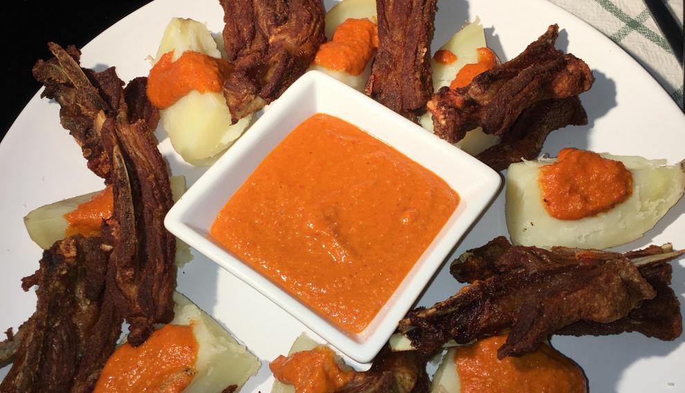 Churrasquitos de ternasco con papas al mojo picón.