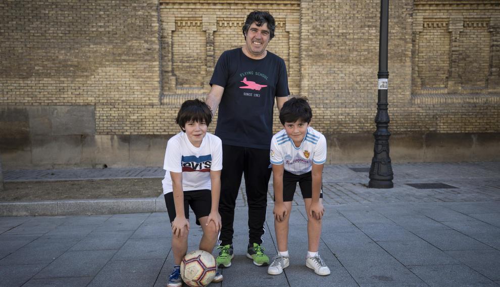 Jesús Alcaya, con sus hijos Mateo (9 años) y Nicolás (11).