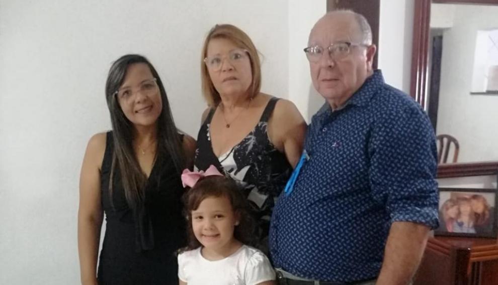 Miguel Ayete, junto a su mujer, y la familia que tienen en Brasil.