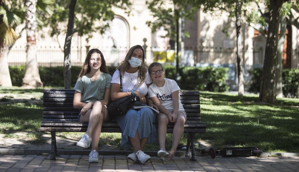 Rocío Castilla, con Manuela (13 años) y Faustina (7).