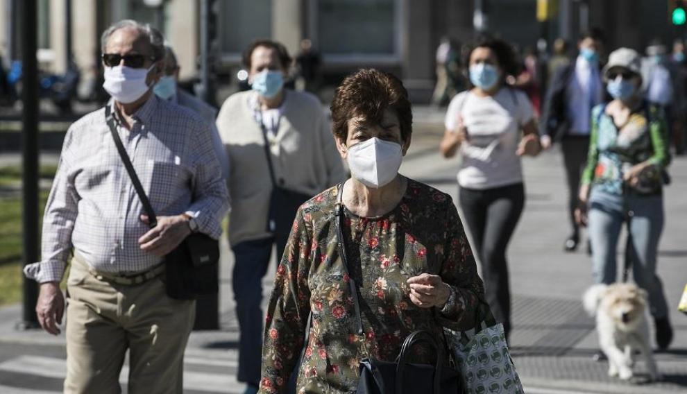 Gente con mascarilla en una calle de Zaragoza