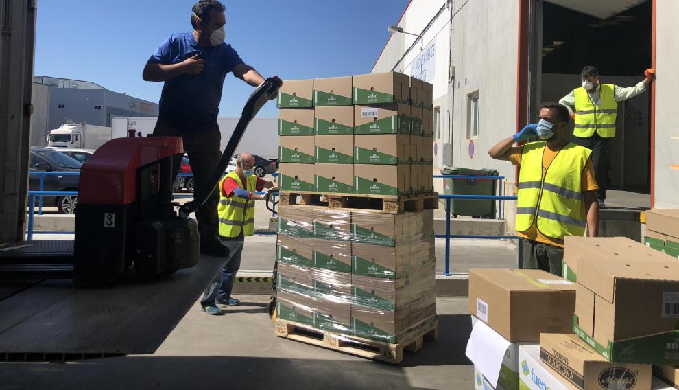 Una entidad beneficiaria recoge los alimentos