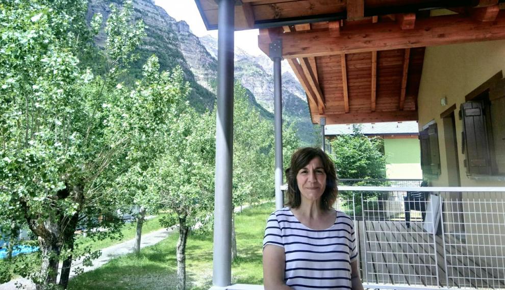 Eva Solana, del campin del valle de Pineta, junto a la zona de bungalós.