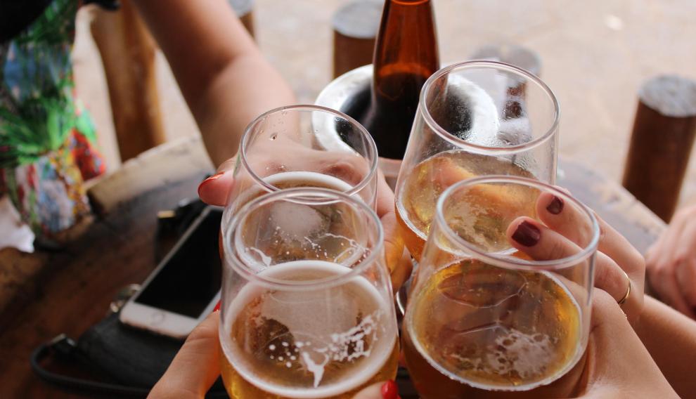 Brindando con cerveza