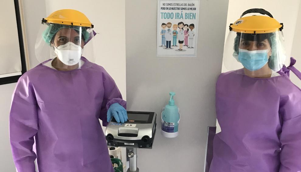 Las doctoras Laura Anoro y María Hernández, neumólogas del Hospital Clínico de Zaragoza.