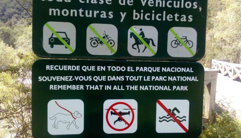 Un cartel con la normativa para que los excursionistas puedan estar informados.