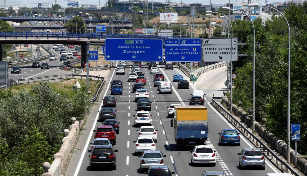 Estado del tráfico en la carretera A2, en sentido salida de Madrid, este viernes, una jornada en la que la Dirección General de Tráfico (DGT) ha activado a las 15.00 la primera Operación de Verano.