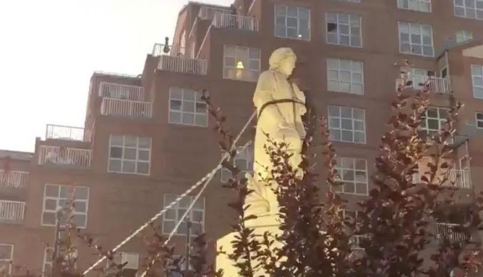 Un grupo de manifestantes derriba una estatua de Colón en Baltimore.
